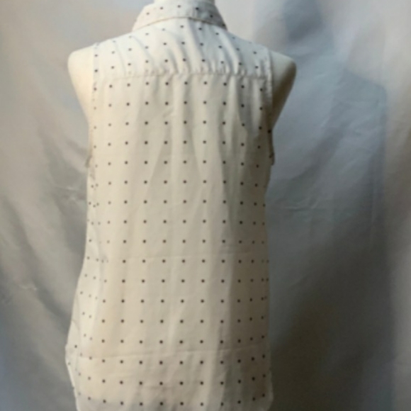 Old Navy's Women's Polka Dot Sleeveless Blouse - Picture 2 of 6
